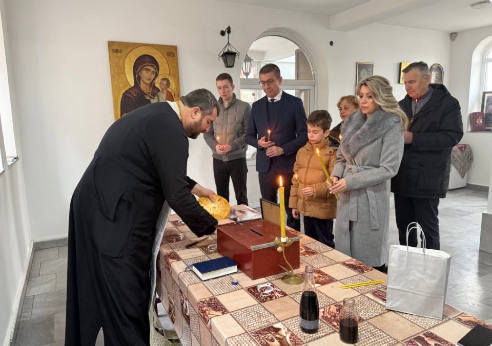 Мицкоски во црква со семејството, неговиот помал син слави именден – премиерот со порака до своите деца