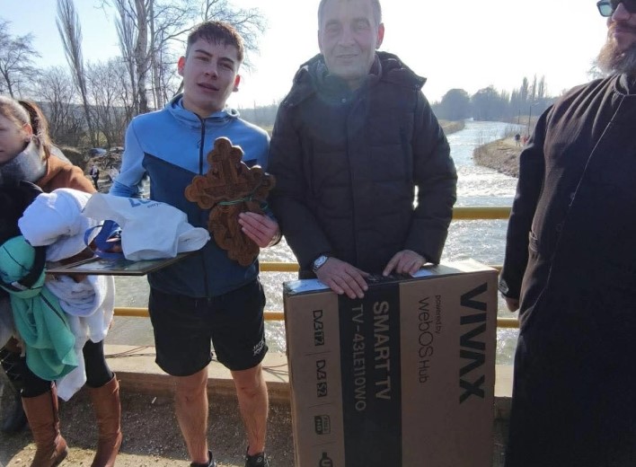 Матеј Стојановски го извади крстот од осветените води на река Пчиња, општина Старо Нагоричане