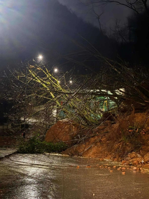 ЦУК: Граѓаните да не патуваат кон тетовско Бањиче поради свлечиште