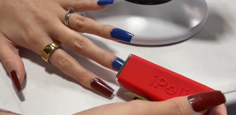 ВИДЕО: Паметни нокти, ја менуваат бојата преку апликација