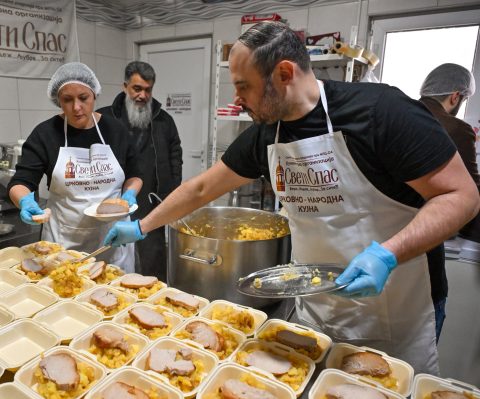 Ѓорѓиевски: Човечноста се мери преку делата – подготвени над 200 оброци за народните кујни во Скопје