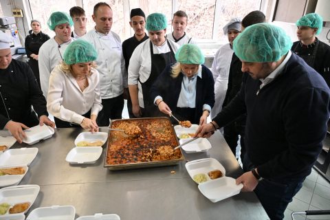 ФОТО: Ѓорѓиевски со сопругата и сопругата на Мицкоски подготвија 250 топли оброци за бездомните лица