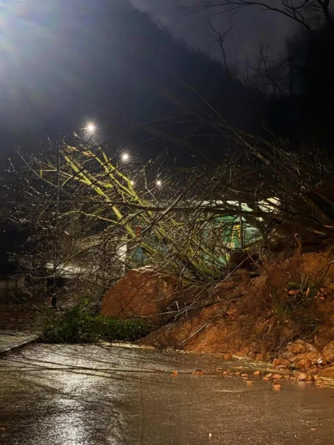 ЦУК: Поради поплавите предизвикани од поројните дождови, во Кочанско и во Охридско се интервенира со механизација