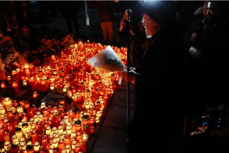 Вселенскиот патријарх Вартоломеј остави бели рози на стадионот на ПАОК во спомена на загинатите навивачи