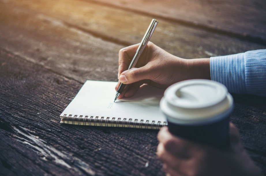 Пишувањето писма повторно во мода: Младите бараат начин на поврзаност, далеку од екраните