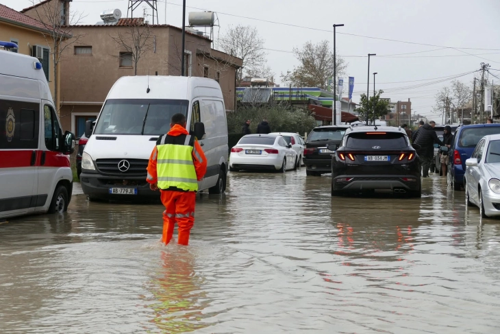 Венгу: Во Драч поплавени 800 домови, евакуирани 180 жители, опасноста не е помината