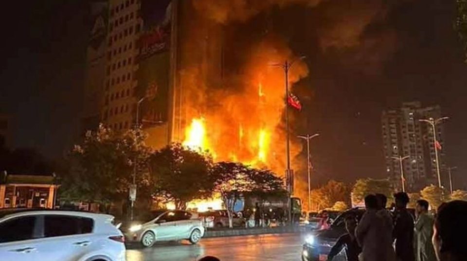 Бројот на жртви во пожарот во трговскиот центар во Карачи се искачи на 67