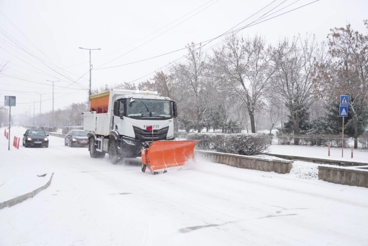 Екипите на „Чистота и Зеленило“ Куманово ги расчистуваат улиците од снег