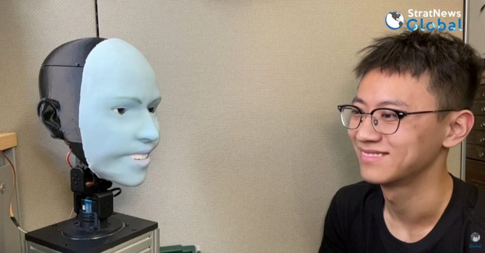 Роботско лице со човечки движења при говор и пеење