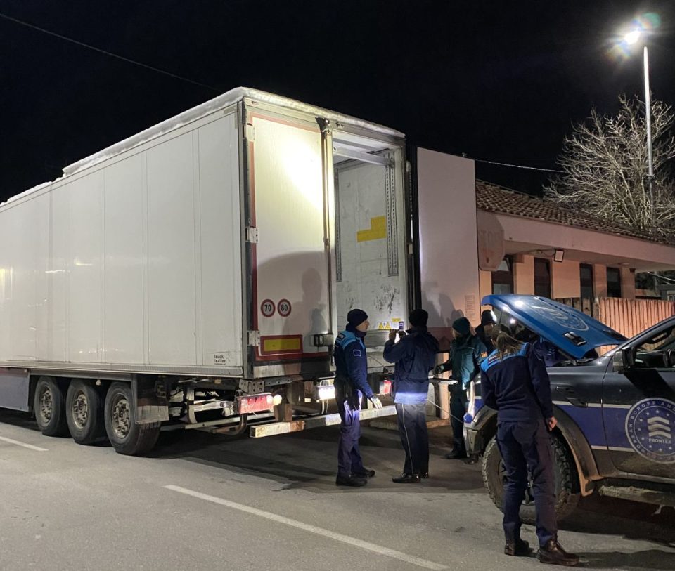 Запленети 5050 штеки цигари и електронски цигари на ГП Стар Дојран, лишен од слобода српски државјанин