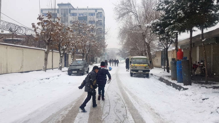 Снежни бури и поројни дождови во Авганистан, најмалку 61 лице го загуби животот, а 110 се повредени