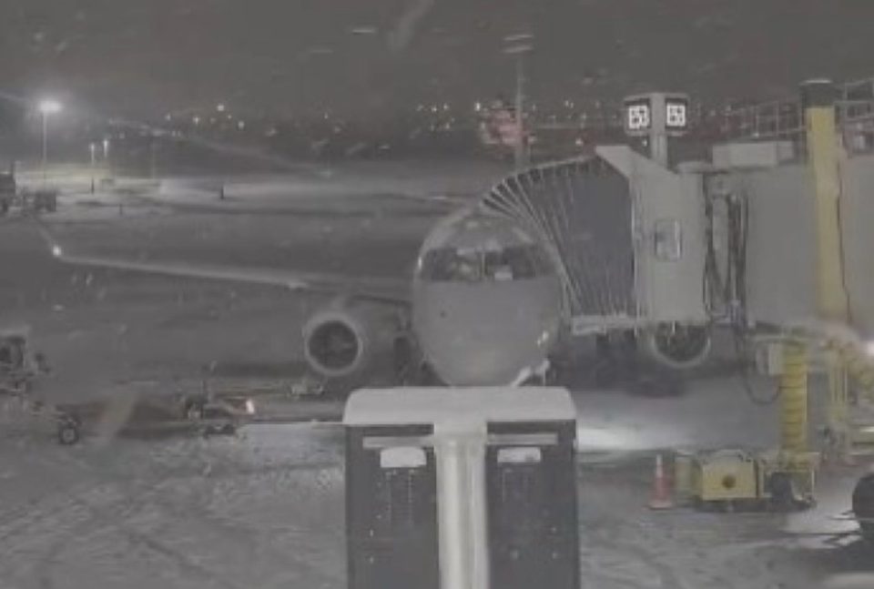 Снежната бура откажа околу 12.000 летови низ САД