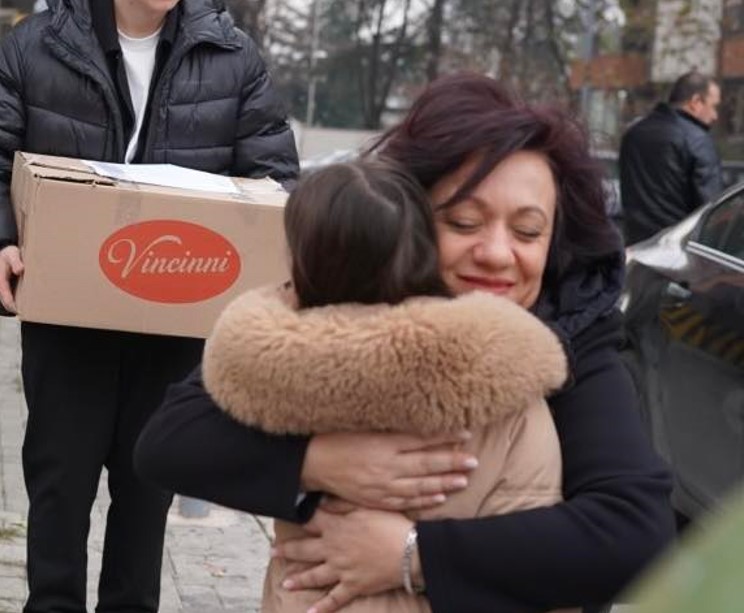 Градоначалничката Стаменкоска Трајкоска подели хуманитарни пакети на социјално загрозени семејства