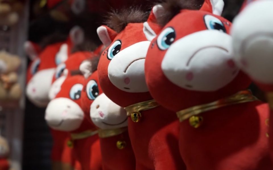 ВИДЕО: Плишаниот „тажен коњ“ направен по грешка стана хит во Кина