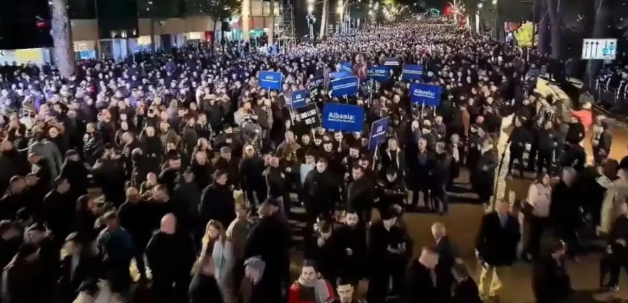 ВИДЕО: Инциденти пред владата во Тирана на вториот национален протест, Бериша порача дека се на километар до триумф