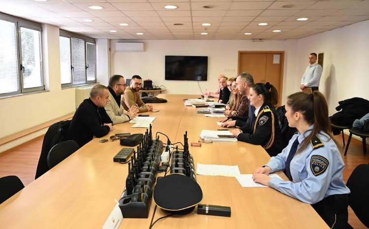 Безбедна новогодишна ноќ и позитивни резултати од „Безбеден град“: Тошковски во работна посета на полициските служби