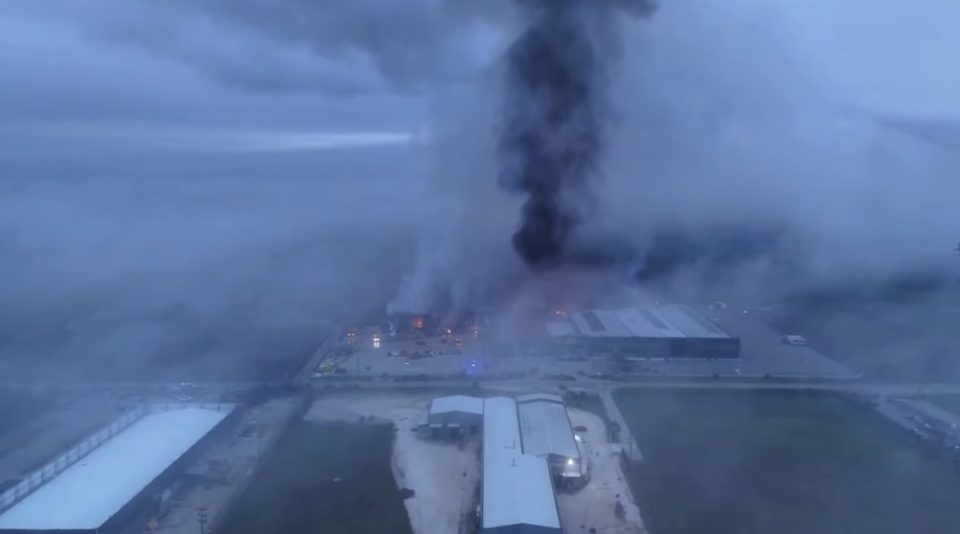 ВИДЕО: Голем пожар во фабрика во Трикала, има загинати и повредени