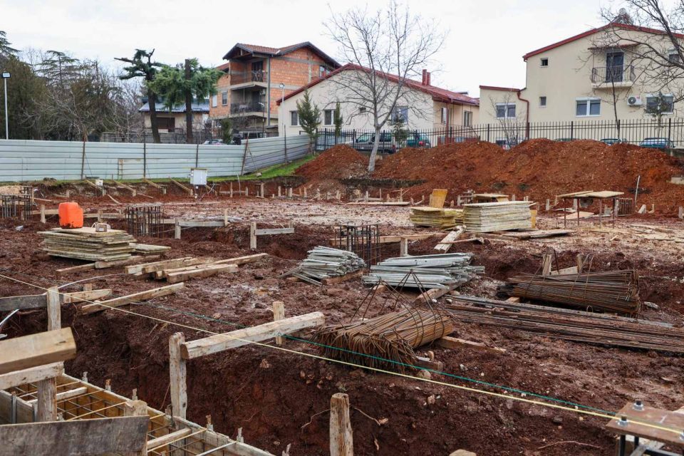 ФОТО-ГАЛЕРИЈА: Поставен камен-темелник на спортска сала во ООУ „Григор Прличев“ во Железара