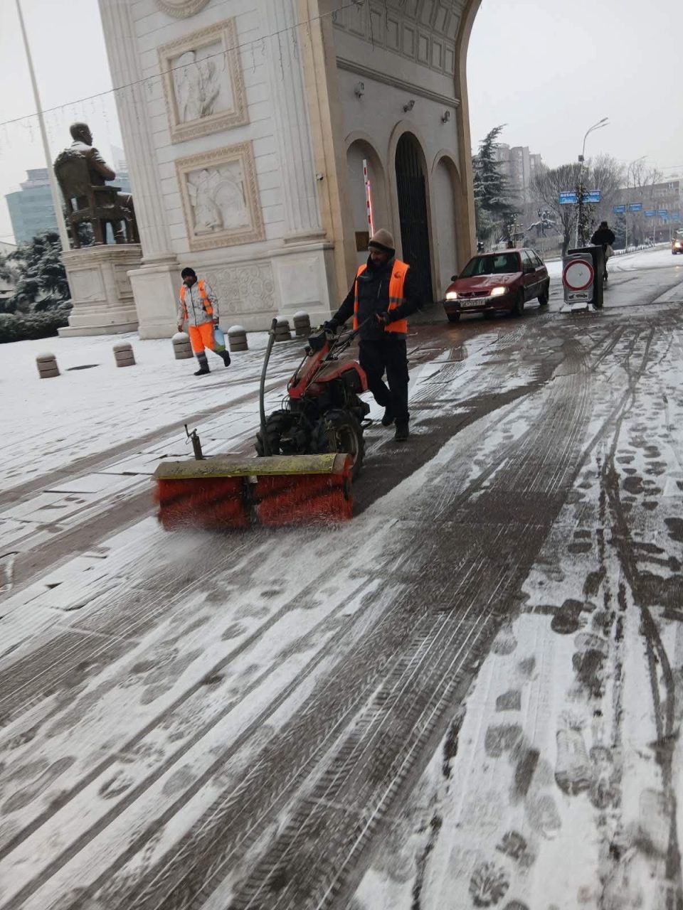(ФОТО) ЈП КХС реализира активности за расчистување на снегот во сите скопски општини