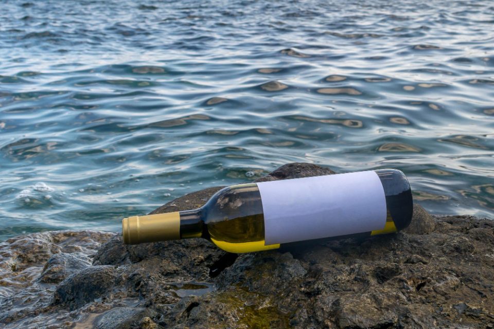 ВИДЕО: Море наместо подрум, компанија го остава виното да зрее под вода