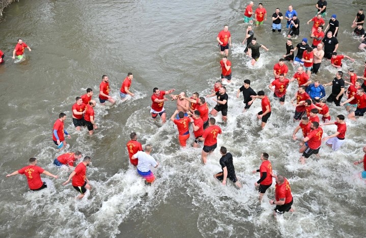 Во Штип на две локации во реката Брегалница беше положен светиот крст