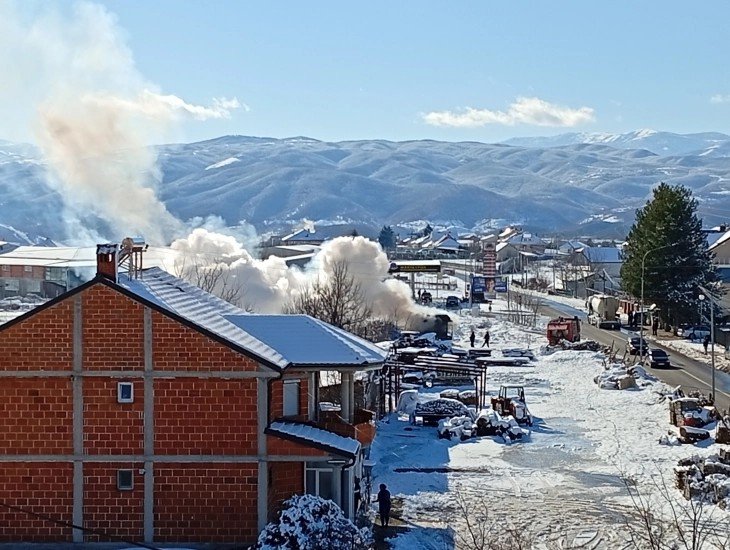 ФОТО: Пожар во барака во Дебар, нема повредени лица