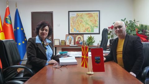 Стаменкоска Трајкоска го доби првиот македонски етимолошки речник од авторот Цветановски