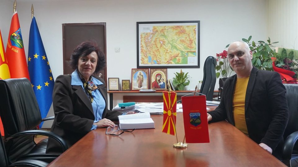 Стаменкоска Трајкоска го доби првиот македонски етимолошки речник од авторот Цветановски