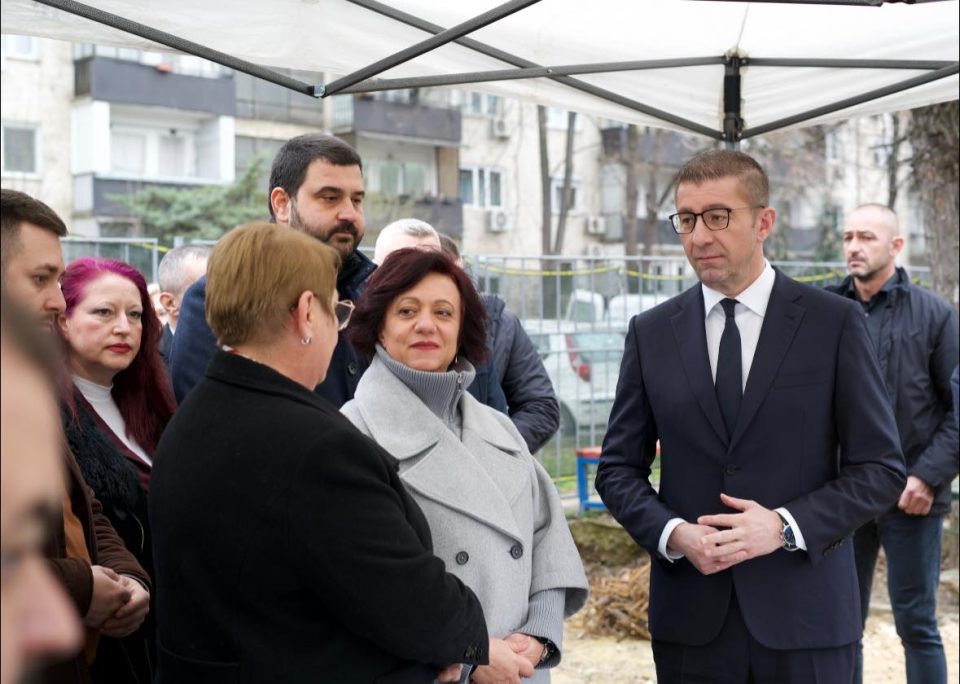 Стаменкоска Трајкоска, премиерот Мицкоски и министерката Јаневска во увид на доградбата на ООУ „Невена Георгиева -Дуња”