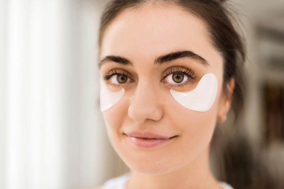 Дали страдате од темни кругови околу очите? Еве што навистина функционира, а што е само маркетиншки трик