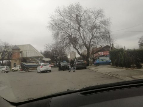 Судир на две возила во Влае, нема повредени (ФОТО)