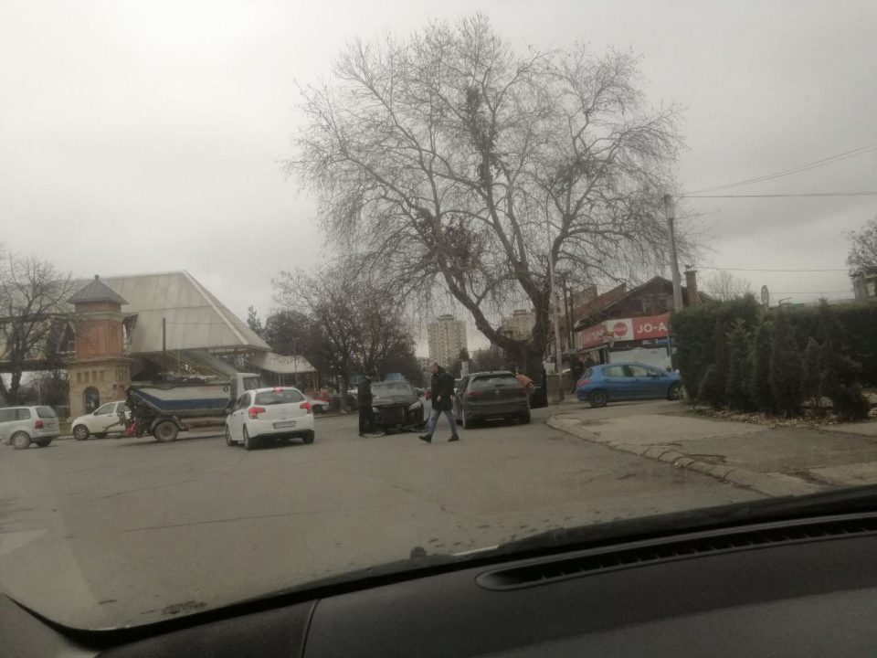 Судир на две возила во Влае, нема повредени (ФОТО)