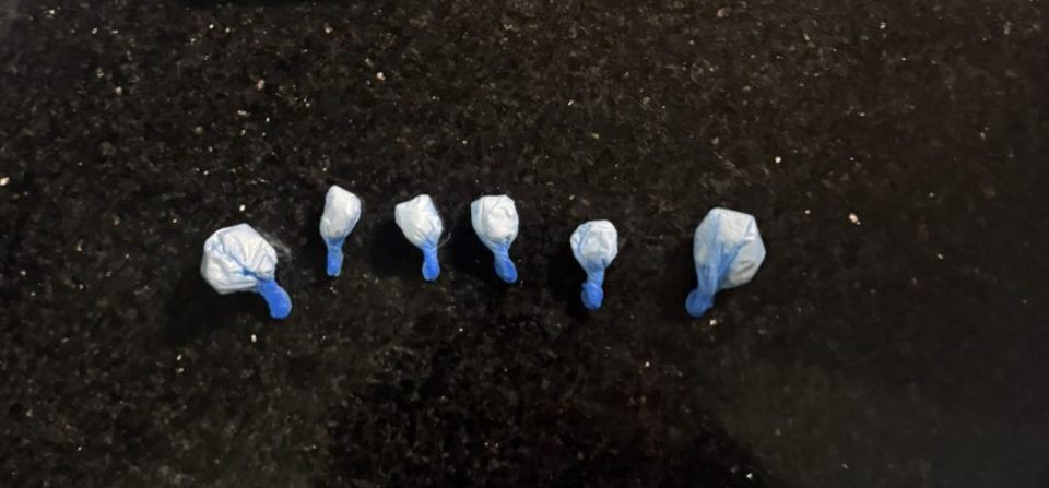 ФОТО: Кокаин пронајден во угостителски објект во гостиварско, малолетничка меѓу уапсените