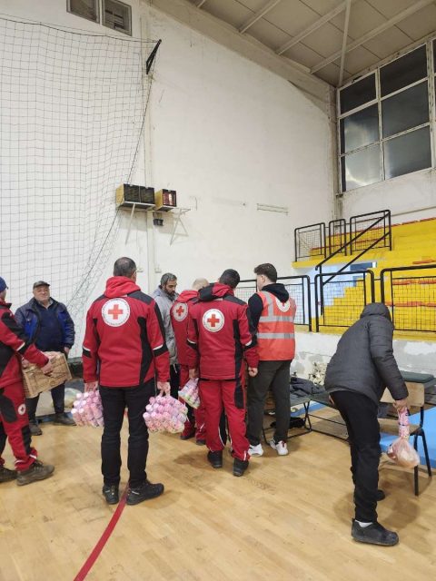 КИЧЕВО: Евакуирани и згрижени 250 лица – 61 дете меѓу нив, најмалото има еден месец