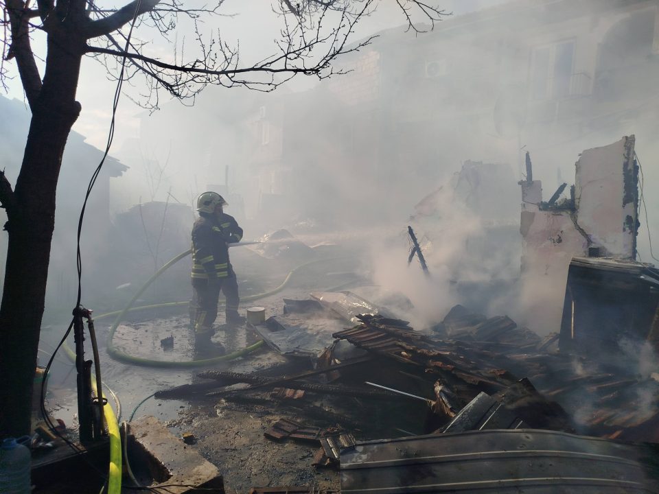 ФОТО: Струмичките пожарникари утрово со полни раце работа