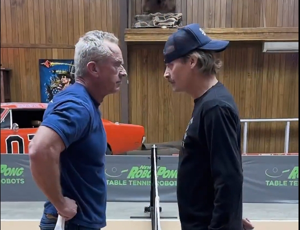 ВИДЕО: Американскиот министер за здравство Кенеди и музичарот Рок во кампања за здрав живот