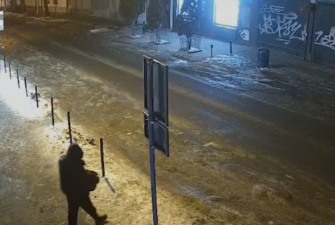 (ВОЗНЕМИРУВАЧКО ВИДЕО) ЖЕНА ГО ПОСТАВИЛА ЕКСПЛОЗИВОТ ВО ЛАВОВ Украинската премиерка вели дека е јасно кој стои зад нападот