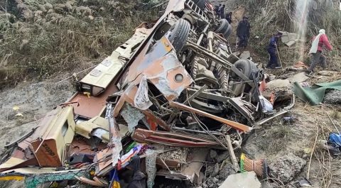 Автобус падна во река во Непал, најмалку 18 загинати