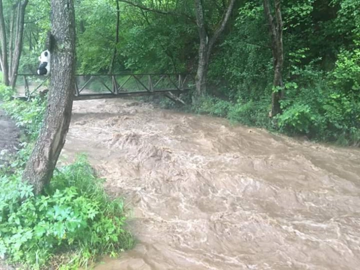 По обилните врнежи: Треска со четири пати зголемено ниво, Вардар два ипол пати над просекот