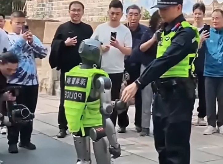 ВИДЕО: Робот полицаец патролира низ кинеските градови