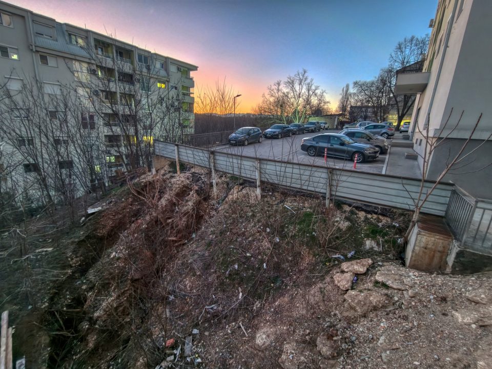 ФОТО: Проф. Милевски алармира за ризик од свлечиште кај зграда во Железара