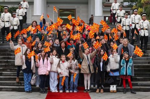 Традиционална церемонија на свечено менување на државното знаме во претседателскиот кабинет