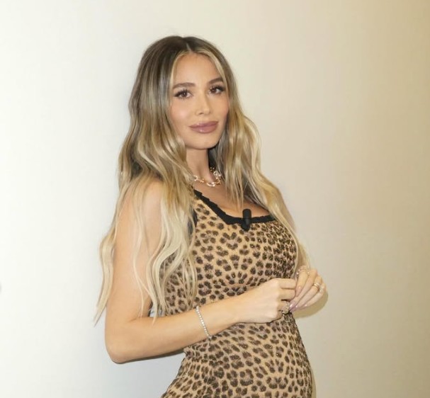 ФОТО: МАМА МИА – Дилета Леота не мирува во бременоста, тесните фустани пукаат од облините на згодната водителка