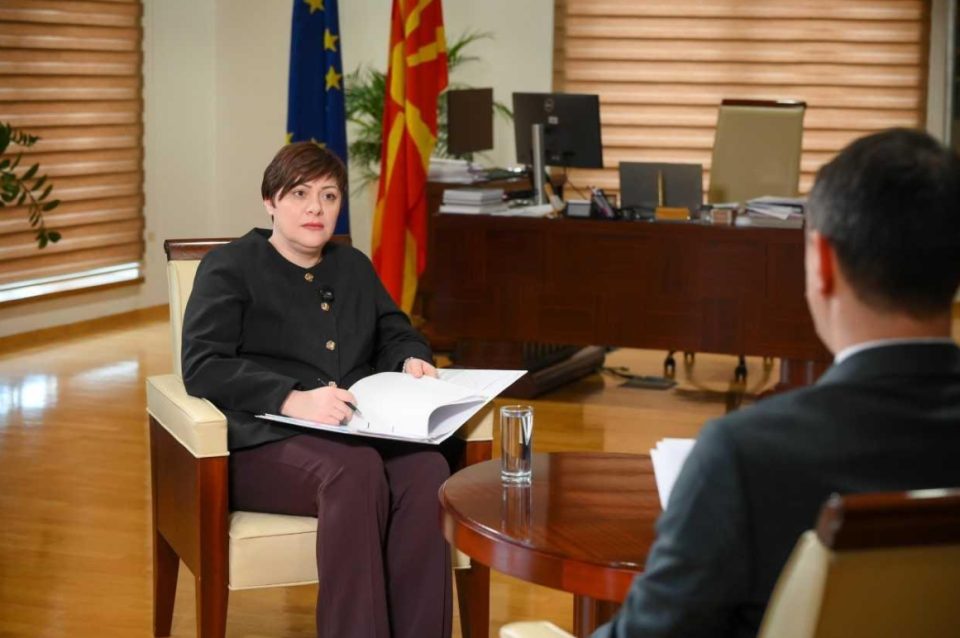 Димитриеска-Кочоска: Владата нема да дозволи намалување на најниските плати, Општиот колективен договор треба да претрпи измени