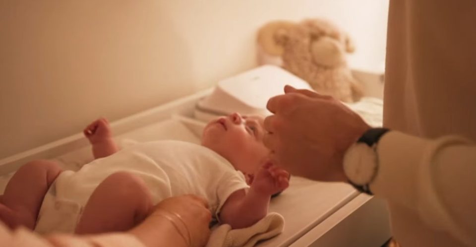 Родено првото бебе од трансплантирана матка во Британија, запознајте го малиот Хуго (ВИДЕО)