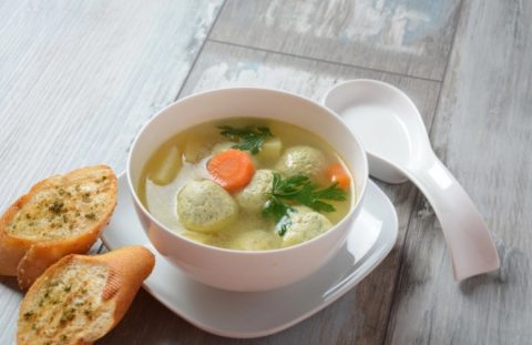 Вкусен оброк за цело семејство: Супа со кнедли од брокула