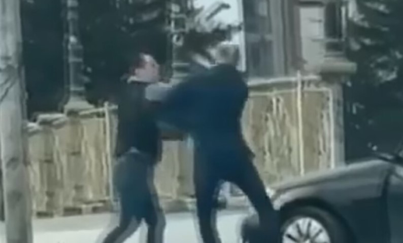 Срамно однесување среде Скопје: Мажи се тепаат по сообраќајно недоразбирање (ВИДЕО)