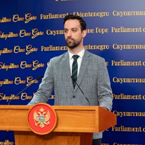 (ВИДЕО) Македонија има многу пониска инфлација и подобри резултати од Црна Гора – жестока дебата во парламентот во Подгорица