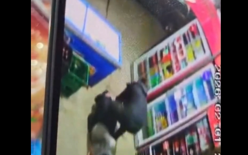 Градоначалникот на Ниш спречи филмски грабеж: На напаѓачот му ги одзема мачетата и лажниот пиштол (ВИДЕО)