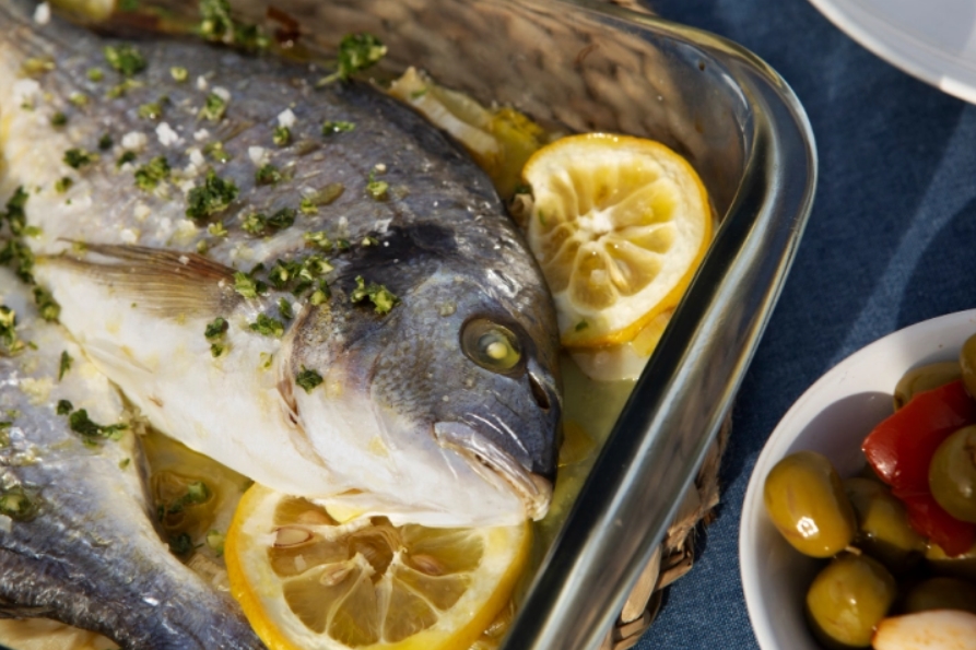 Орада во бело вино: Eдноставно, медитеранско јадење со свеж и префинет вкус